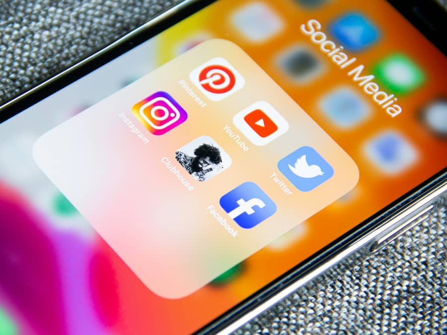Pantalla de un teléfono móvil con una carpeta de aplicaciones de redes sociales